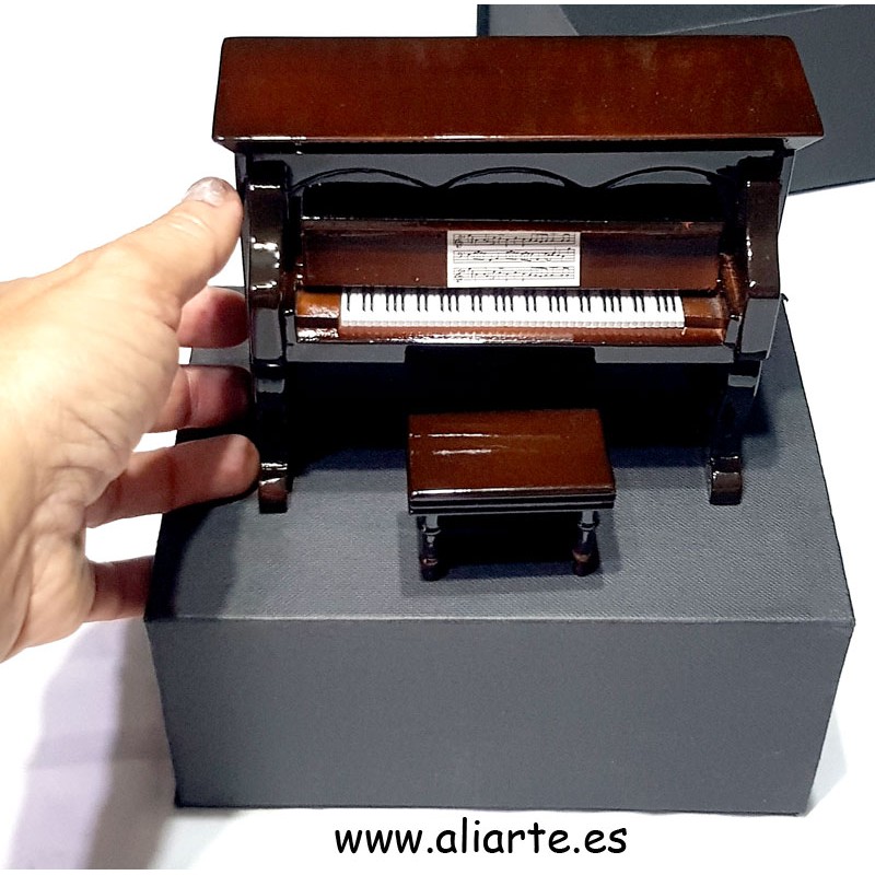 Cajas de música miium - Caja musical para una profesora de piano muy  especial con la melodía personalizada de la primera pieza que enseñó a su  alumno, la Sonata fácil de Mozart.