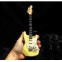 Miniatura de guitarra de Yngwie Malmsteen, con  Logo Ferrari