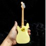 Miniatura de guitarra de Yngwie Malmsteen, con  Logo Ferrari