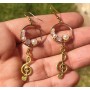 Pendientes clave de sol dorados con detalle de perlas