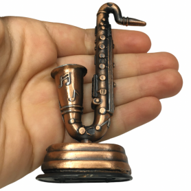 Sacapuntas en forma de saxofón